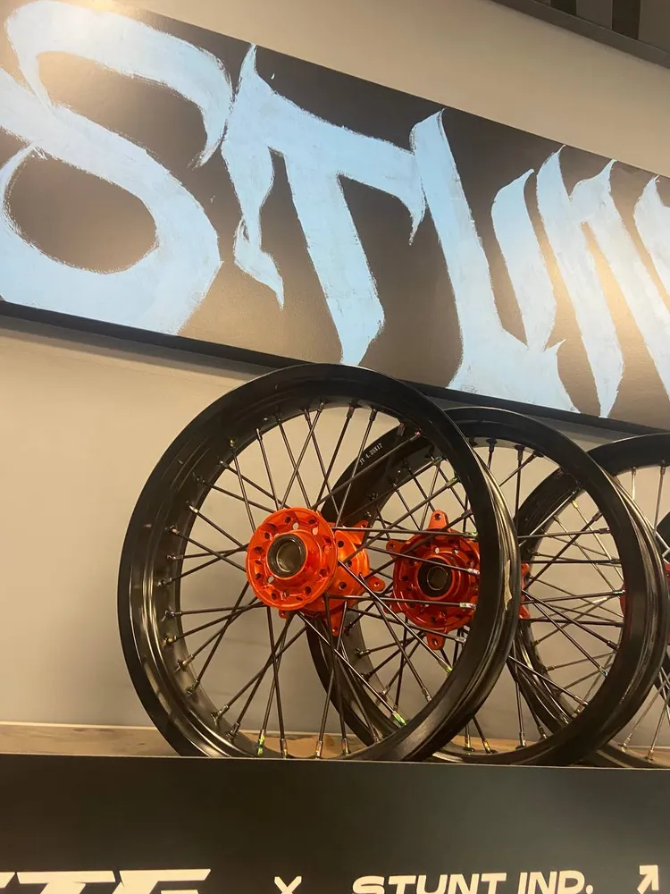 Диски 17/17 KTM 3.5/4.25 CNC оранжевые